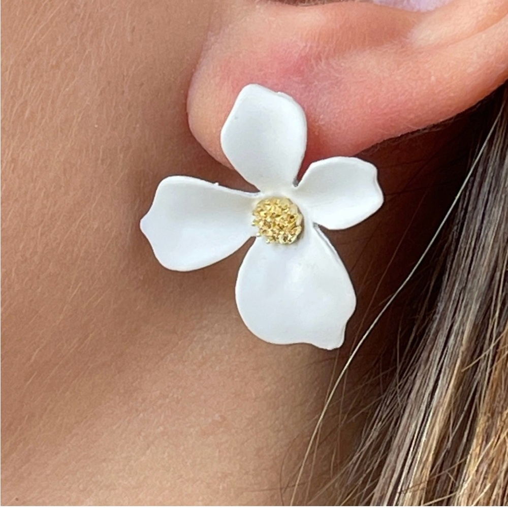 Chic White Flower Earrings